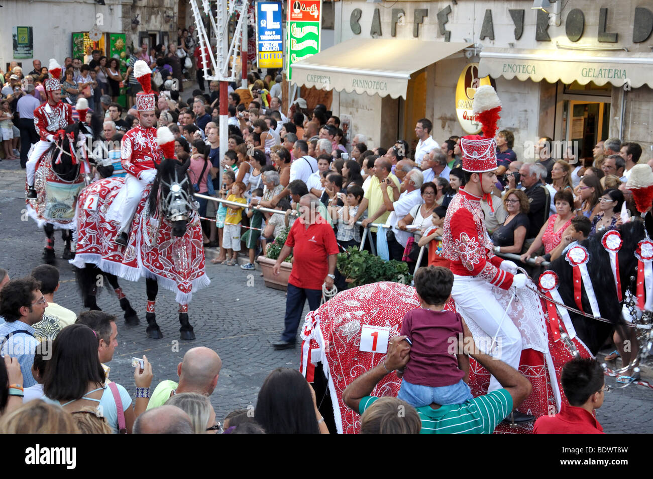 Processione di strada, la cavalcata di sant Oronzo, Piazza della Liberta, Città Vecchia, Ostuni, provincia di Brindisi Regione Puglia, Italia Foto Stock