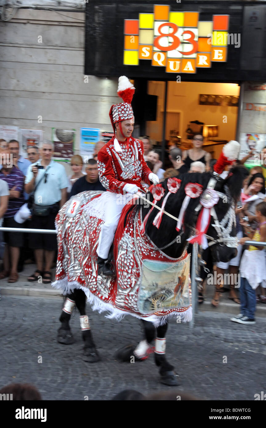 Processione di strada, la cavalcata di sant Oronzo, Piazza della Liberta, Città Vecchia, Ostuni, provincia di Brindisi Regione Puglia, Italia Foto Stock