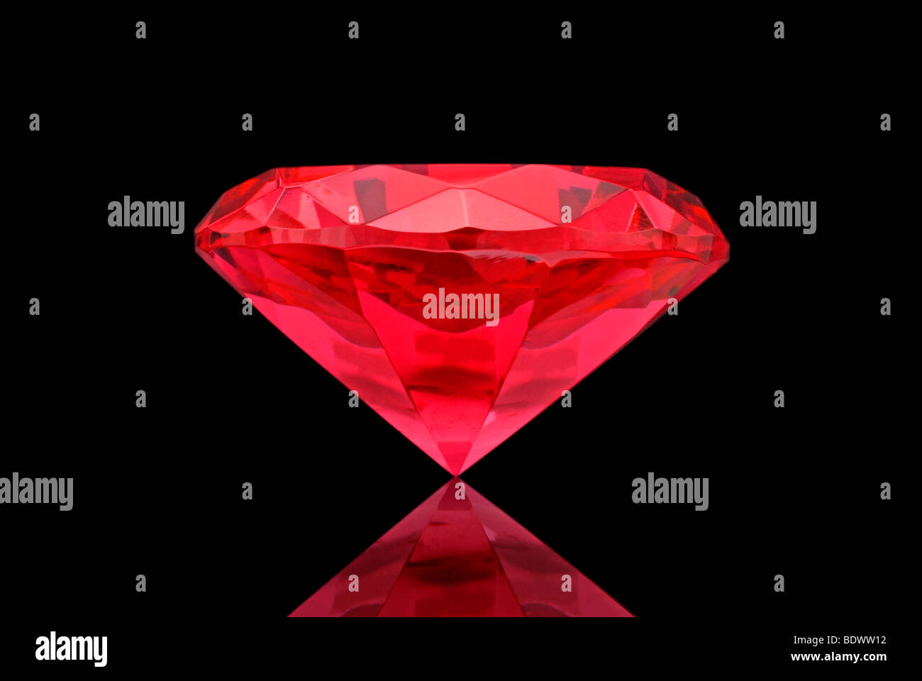 Diamante rosso su nero Foto Stock