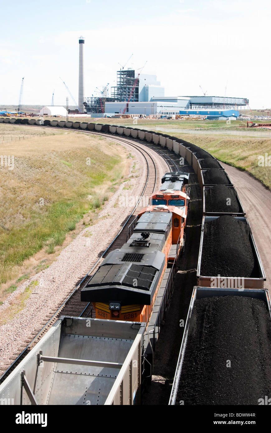 Linee ferroviarie che conduce alla forcella a secco la stazione centrale a carbone in costruzione in Wyoming. Foto Stock