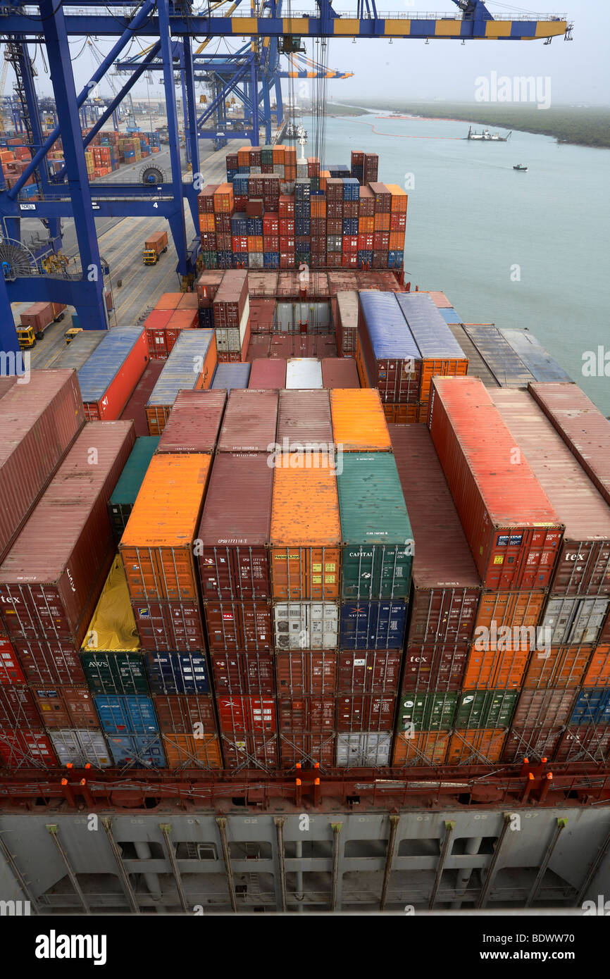 Gru di carico, contenitori, navi portacontainer Foto Stock
