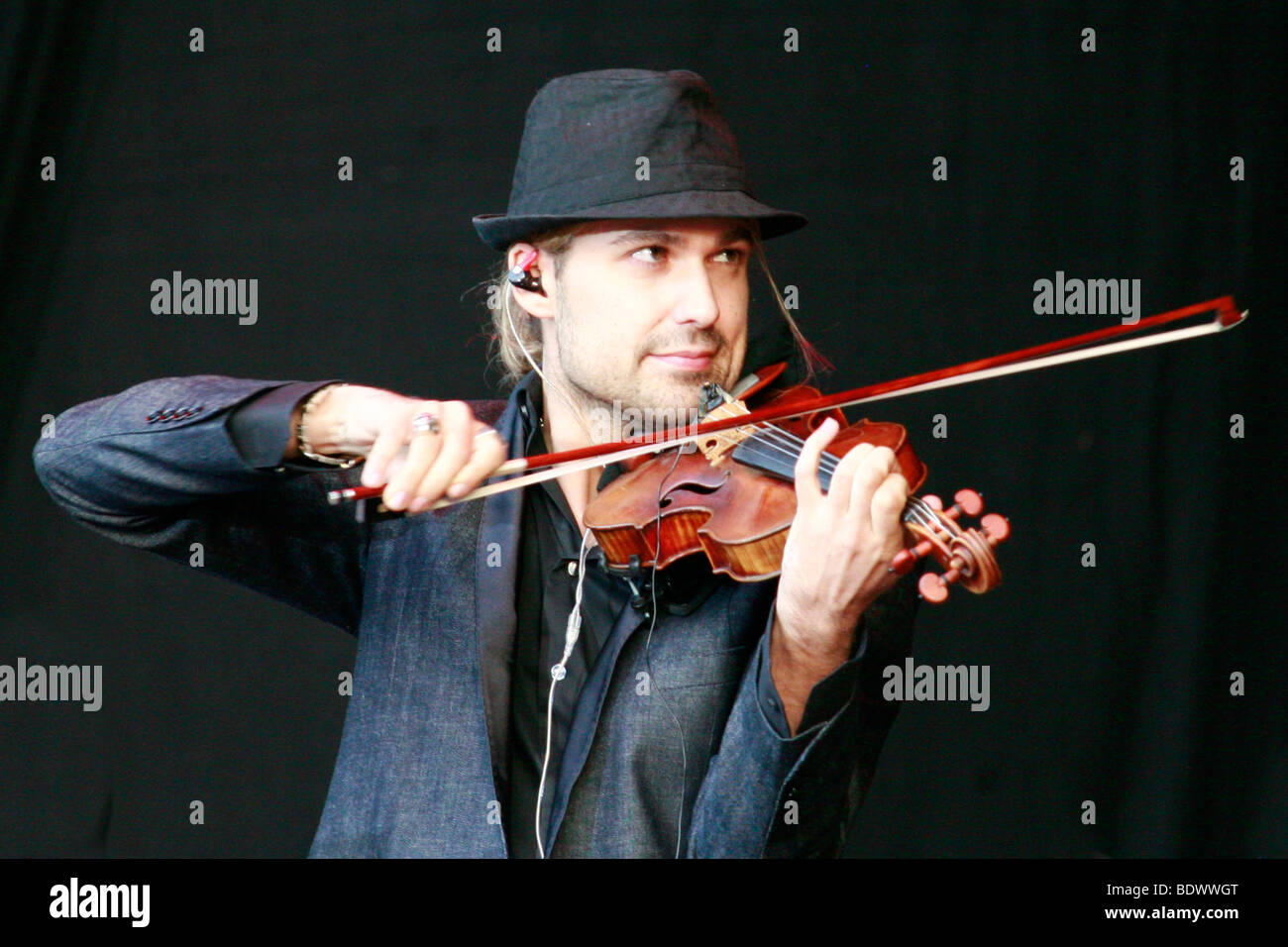 Star violinista David Garrett in un open-air prestazioni a serate di cinema presso la banca del fiume Elba a Dresda in Sassonia, G Foto Stock