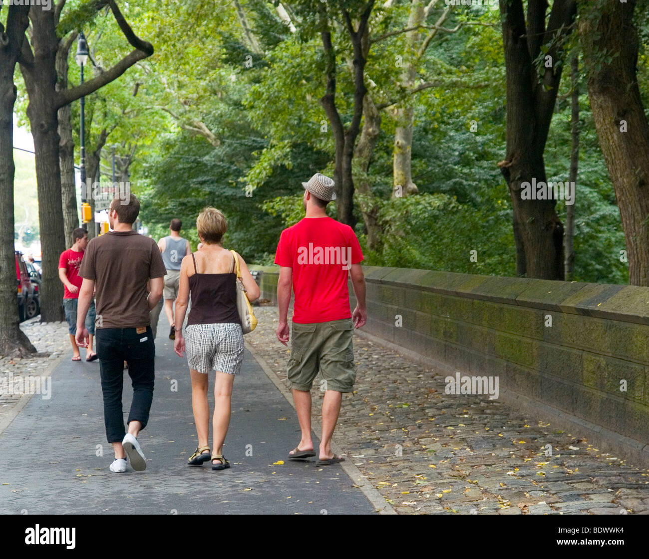 La gente camminare lungo la parte superiore lato ovest di Central Park a New York City, Stati Uniti d'America Foto Stock