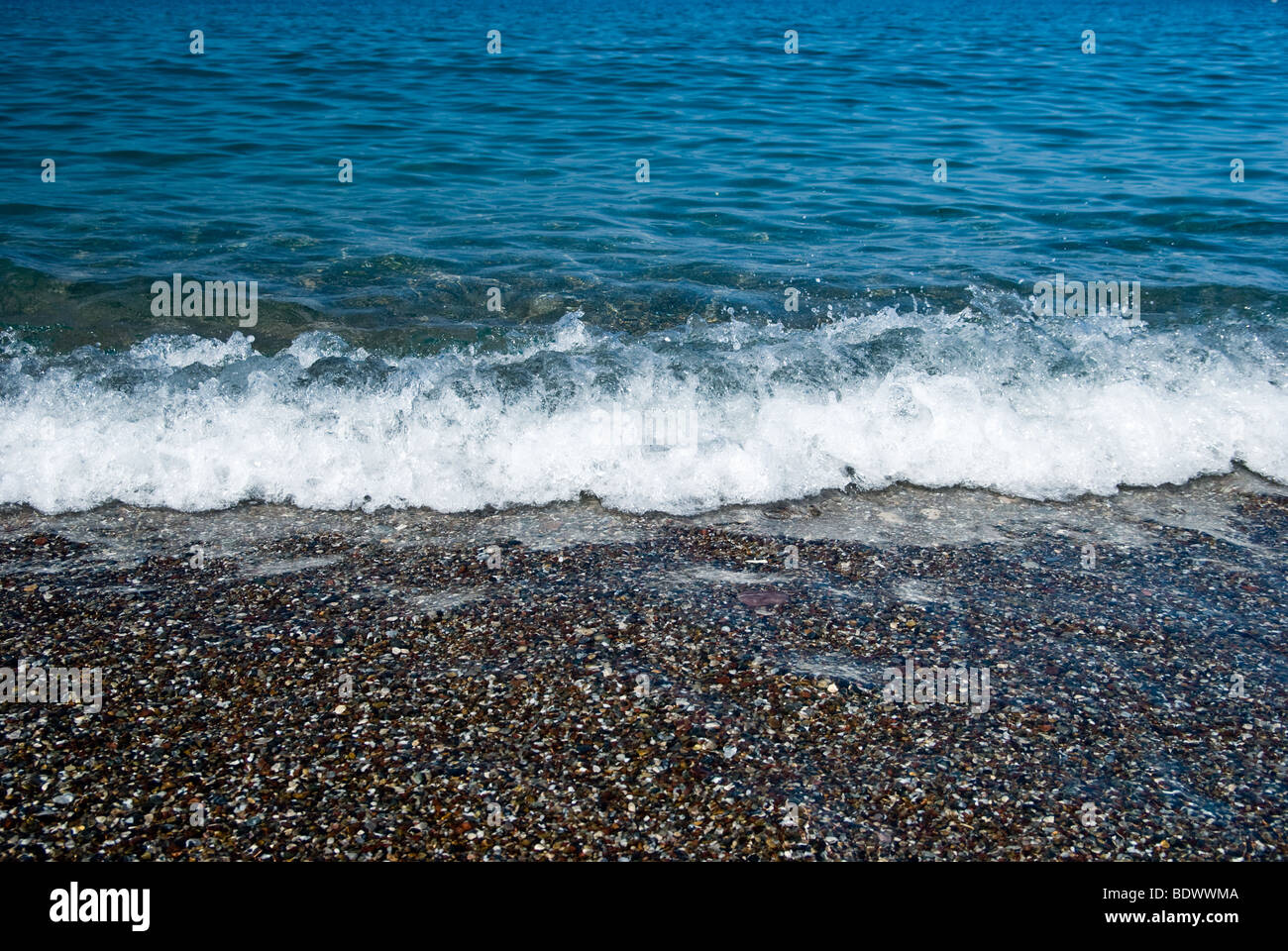 Le onde del mare sulla spiaggia tropicale Foto Stock