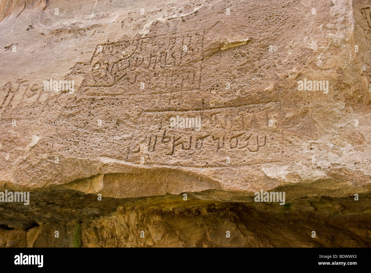 Antica Nabataean Rock iscrizione presso Lawrences molla o Ain Shalaaleh nel Wadi Rum Giordania Foto Stock
