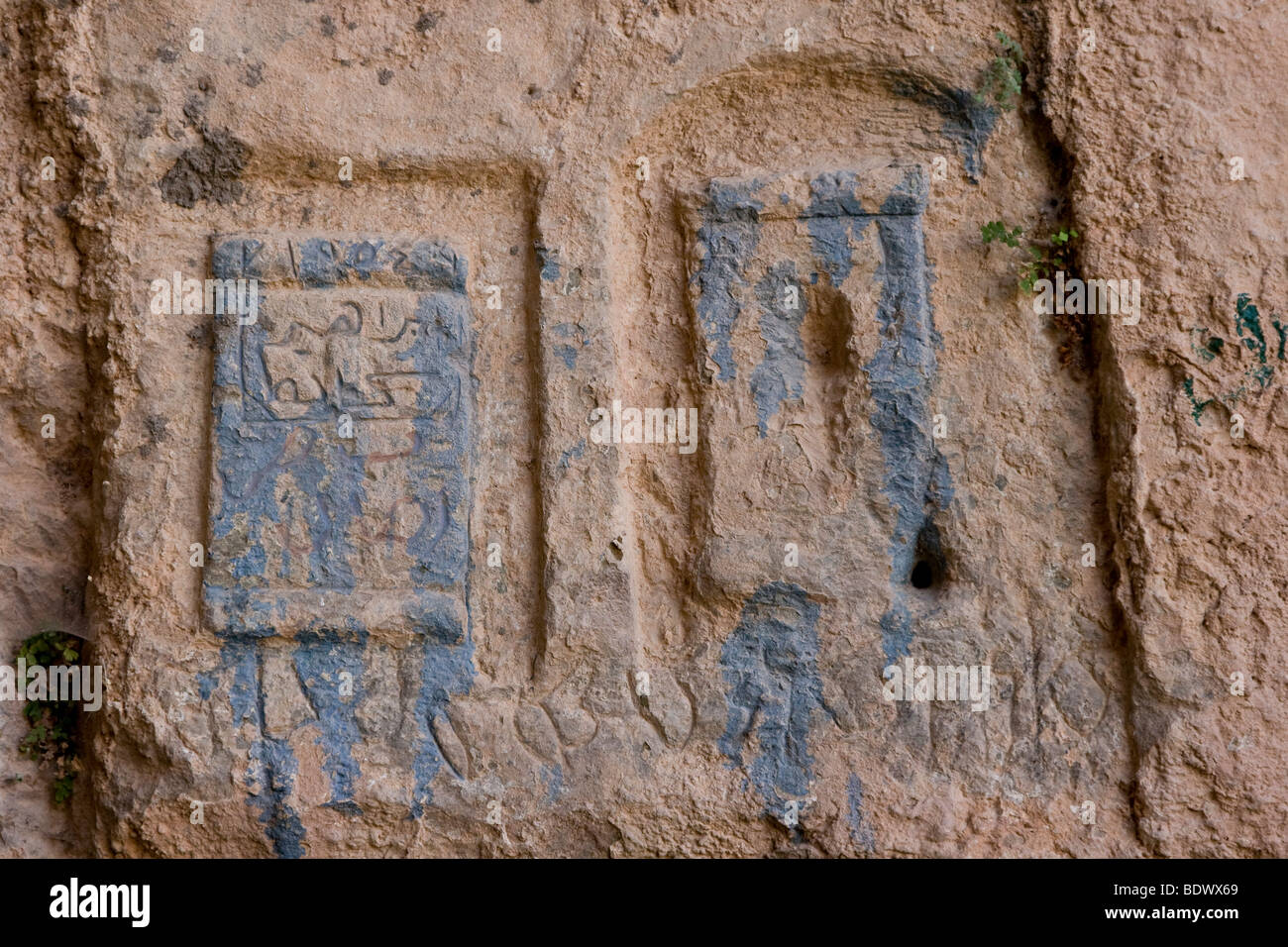 Antica Nabataean Rock iscrizione presso Lawrences molla o Ain Shalaaleh nel Wadi Rum Giordania Foto Stock