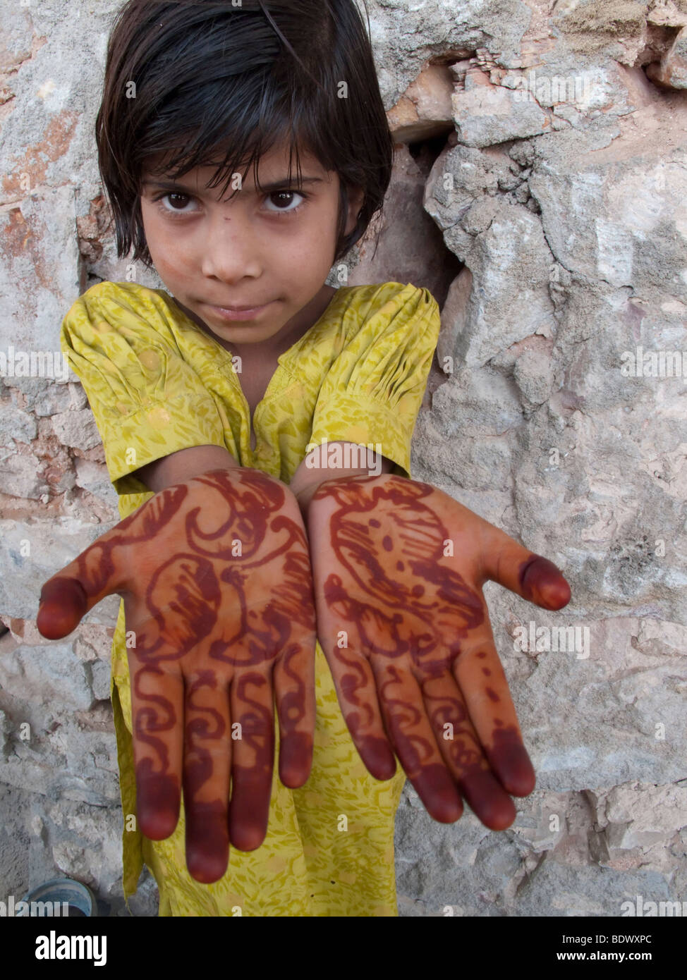 Sana, 8, da Jaipur, visualizza Mehndi designs dipinte sulle sue mani per celebrare l'annuale festival di elefante Foto Stock