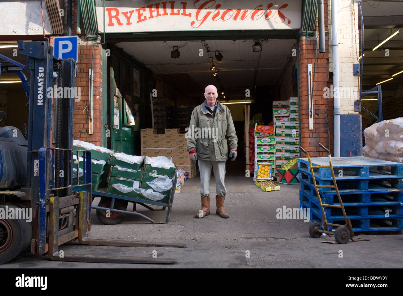 Un commerciante di frutta al di fuori del suo magazzino in Hull. Foto Stock