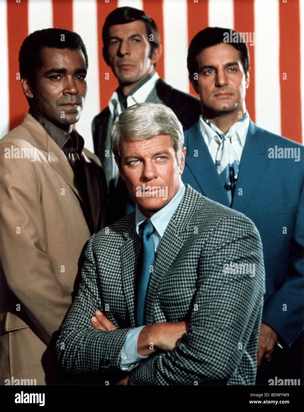 Missione impossibile - US 1966 serie TV con Peter Graves centro inferiore e  Leonard Nimroy in alto al centro Foto stock - Alamy