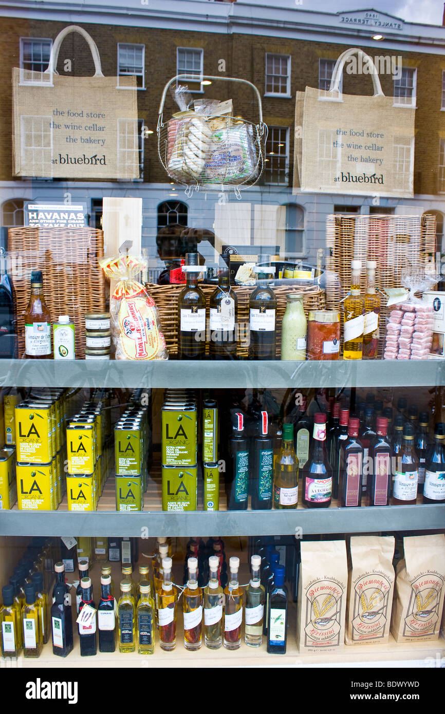 Esposizione in vetrina di olio d'oliva, vino e altri prodotti di lusso Foto Stock