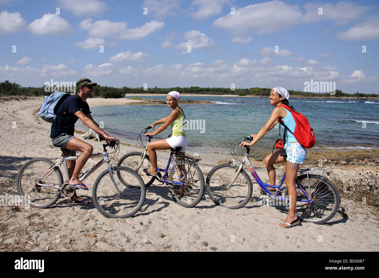 Famiglia sulle biciclette, Torre Guaceto Riserva Naturale della Provincia di Brindisi, Puglia, Italia Foto Stock