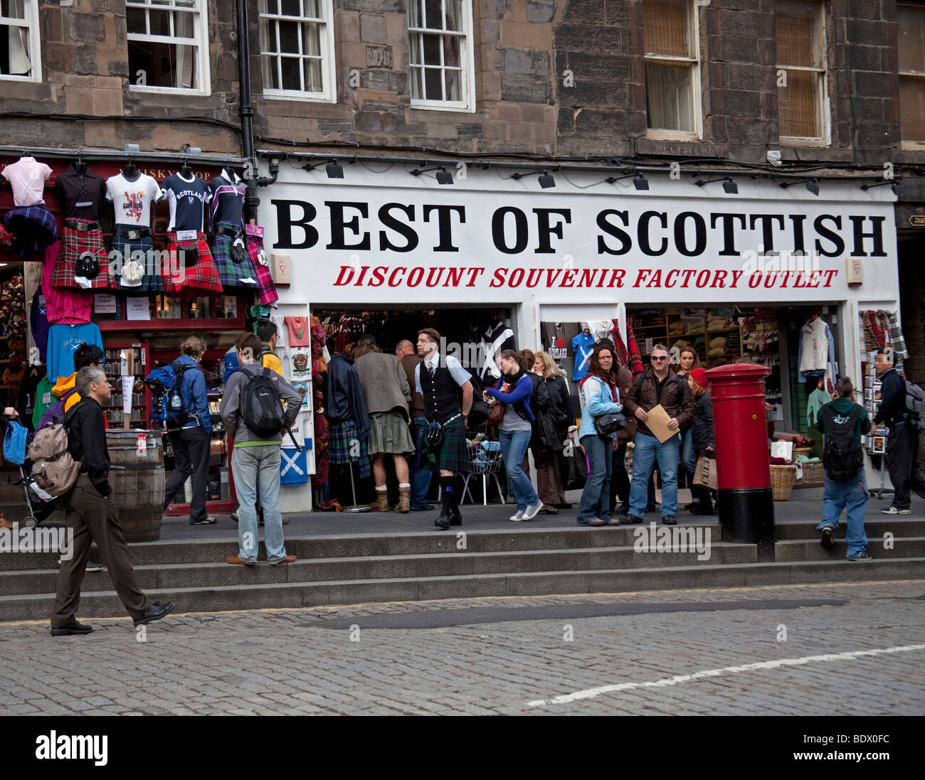 I negozi per turisti e turisti Lawnmarket, Royal Mile di Edimburgo, Regno Unito Foto Stock