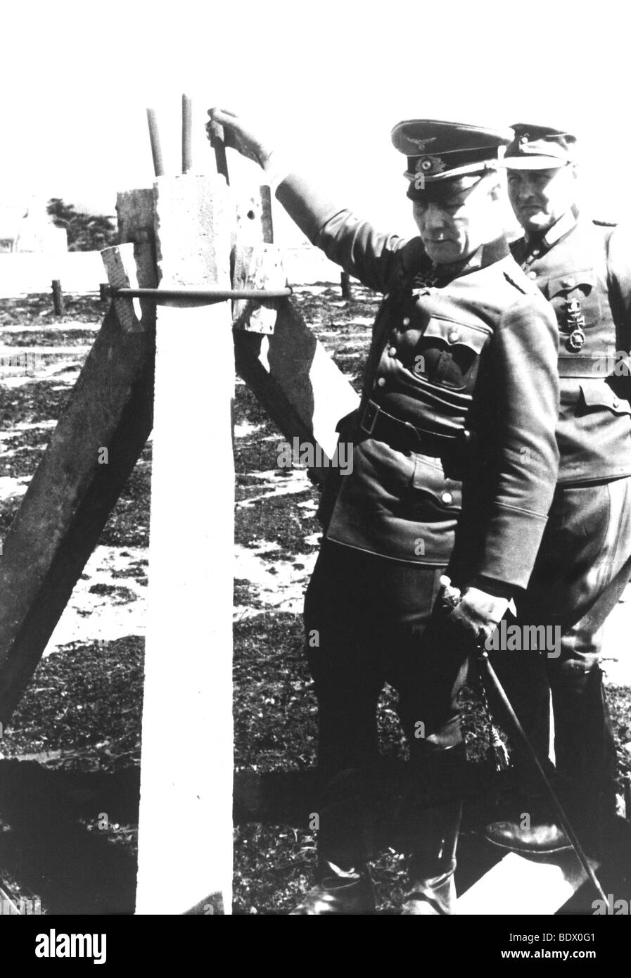 Generale Erwin Rommel ispeziona tedesco difese sulla spiaggia in Normandia nel 1944 Foto Stock