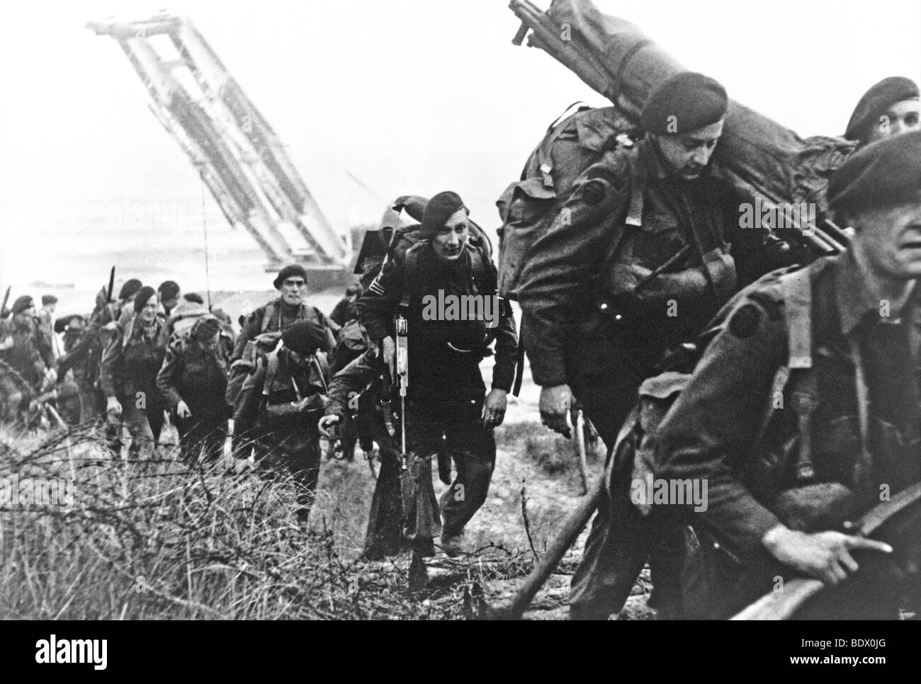 6 Giugno 1944 - British primo segnale Commando Brigata entroterra di testa dopo lo sbarco nei pressi di Ouistreham sul D-Day. Nota ponte serbatoio di posa Foto Stock