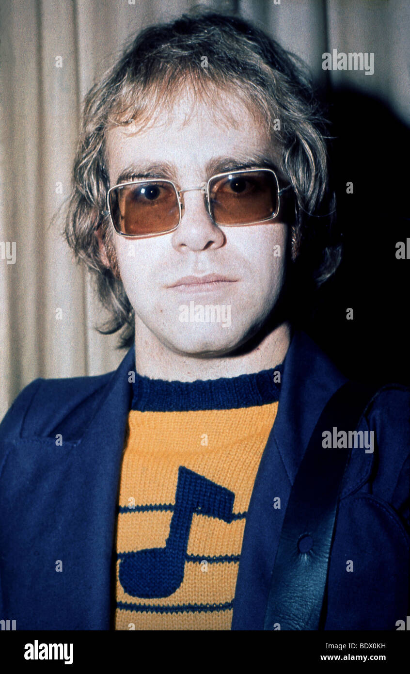 ELTON JOHN - REGNO UNITO musicista rock circa 1974 Foto Stock