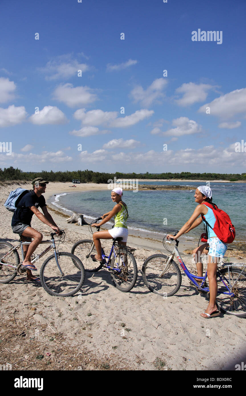 Famiglia sulle biciclette, Torre Guaceto Riserva Naturale della Provincia di Brindisi, Puglia, Italia Foto Stock