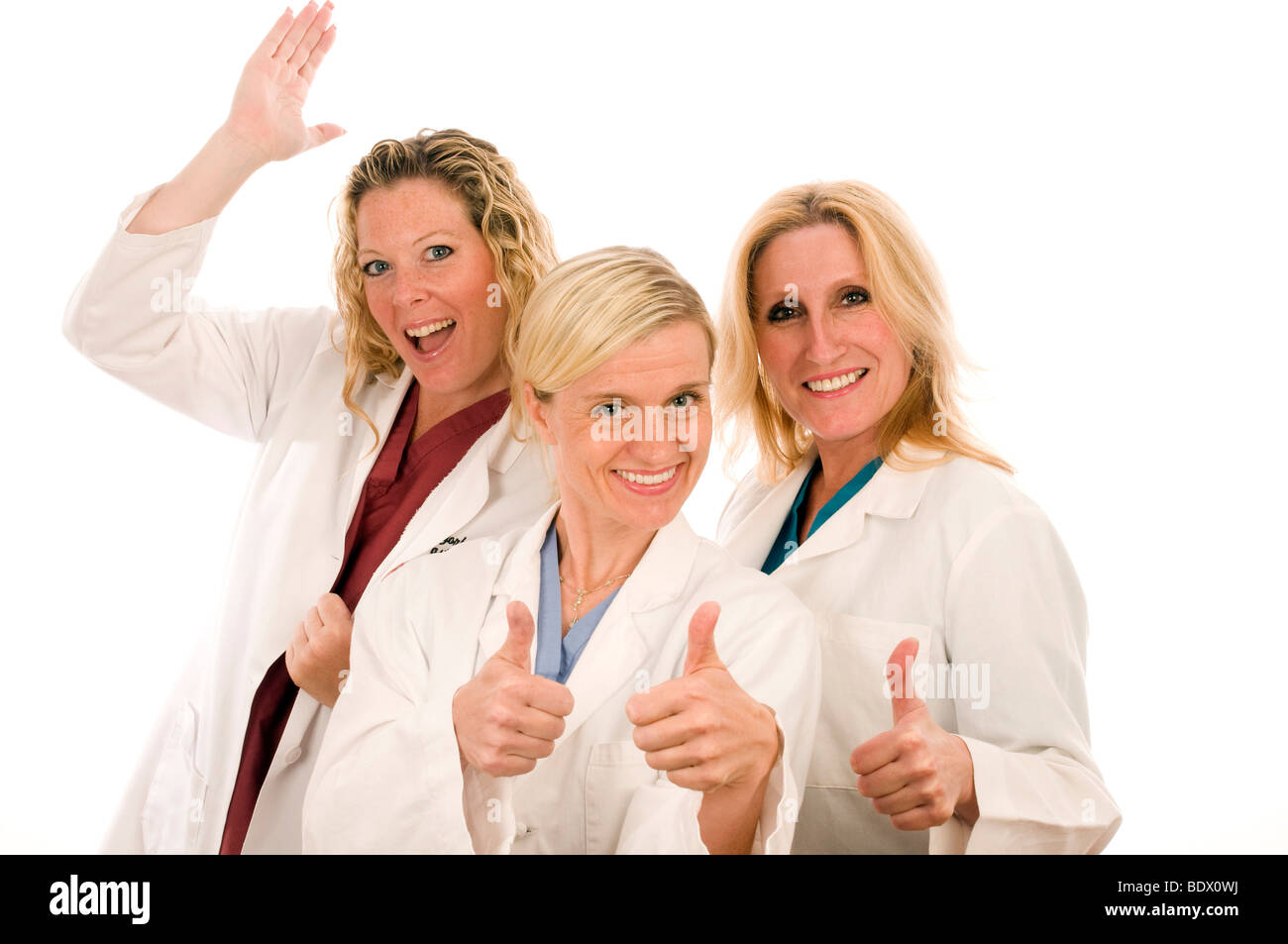 L'infermiera infermieri tre gruppo team lady ladies femmine teamwork piuttosto camici da laboratorio o.r. camicia bianca sorriso positivo sorridente attraente Foto Stock