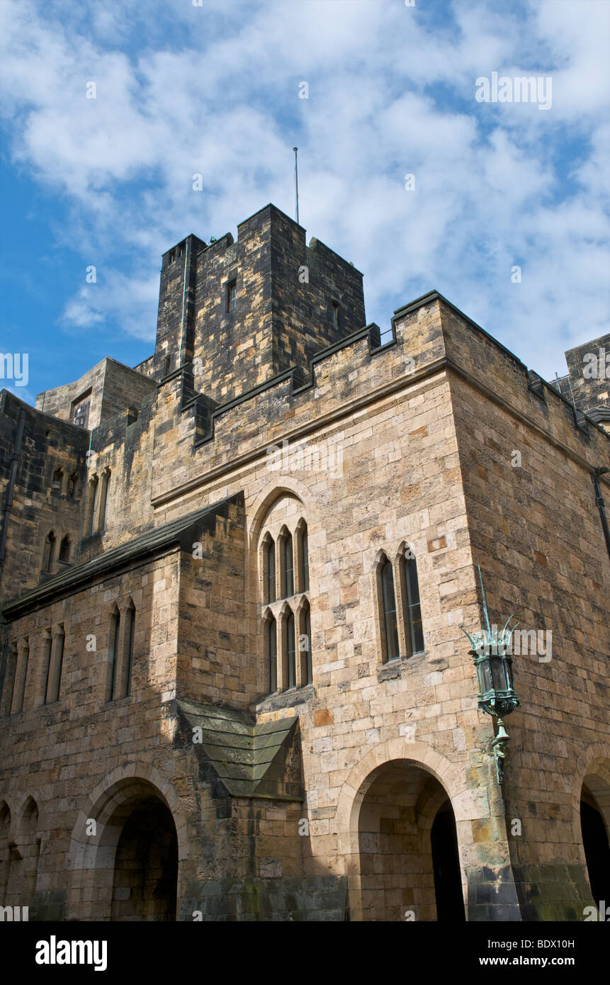 Il cortile interno, torre e ingresso a Alnwick Castle, Northumberland Foto Stock