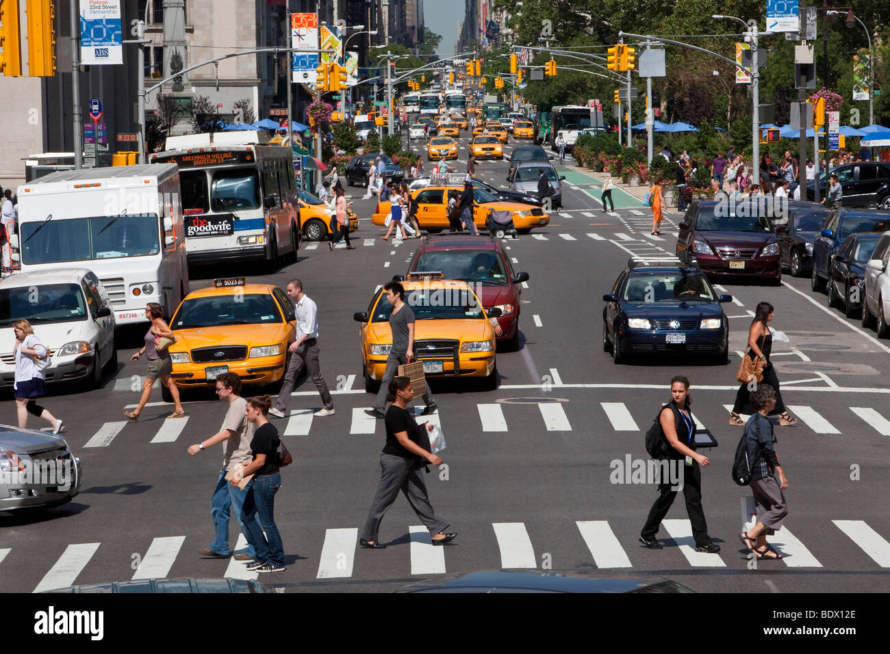 Mezzogiorno di New York per le strade delle città Foto Stock