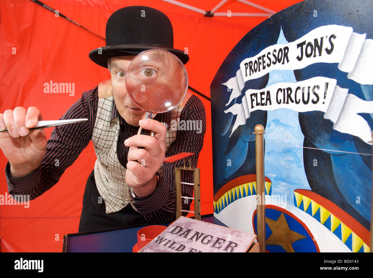 Il Professor Jon il circo di pulci Foto Stock