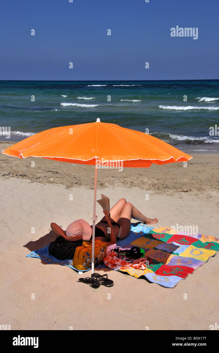 Vista della spiaggia, Torre Guaceto Riserva Naturale della Provincia di Brindisi, Puglia, Italia Foto Stock