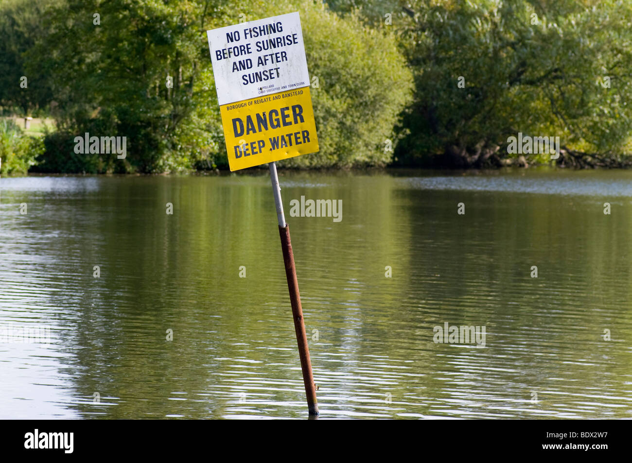 Il pericolo acqua profonda e nessun segno di pesca Foto Stock