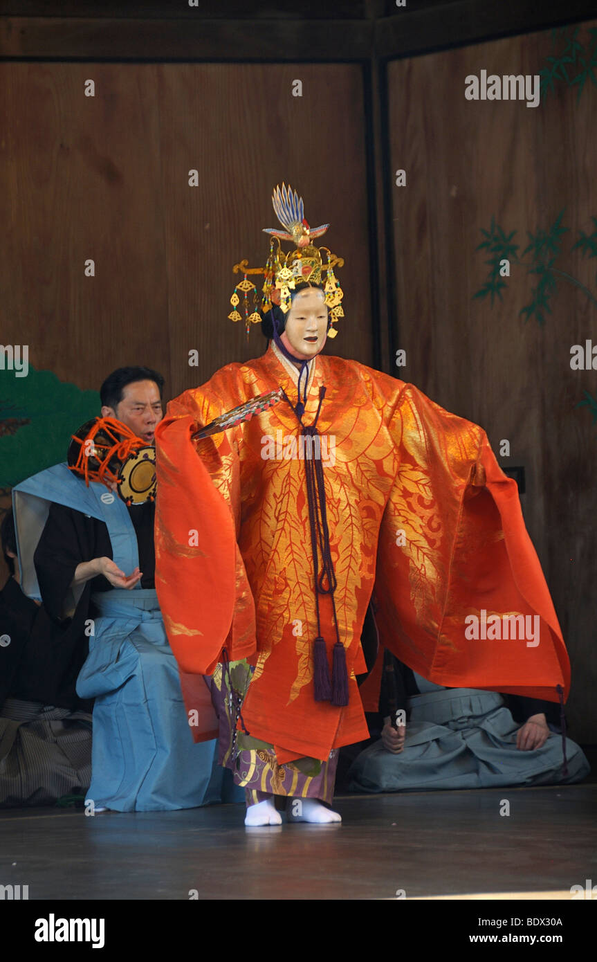 Noh Theatre, una famosa danza tradizionale teatro in un sacrario scintoista in Sasayama, Giappone, Asia Foto Stock