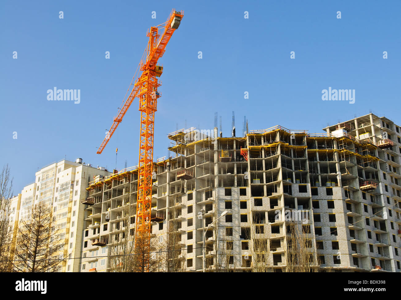 Gru da cantiere e costruzione nel cielo blu Foto Stock