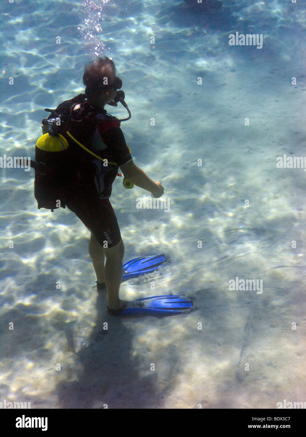 Scuba diving turisti alla Laguna Blu, Cape Greco, Cipro. Questo è un molto popolare scuba posto a causa di acqua cristallina. Foto Stock