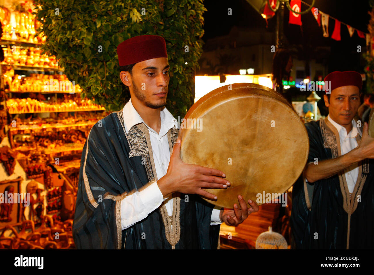 Musicisti con bendir, Telaio tamburo, confraternita sufi, cerimonia religiosa, Hammamet, Tunisia, Africa Settentrionale Foto Stock