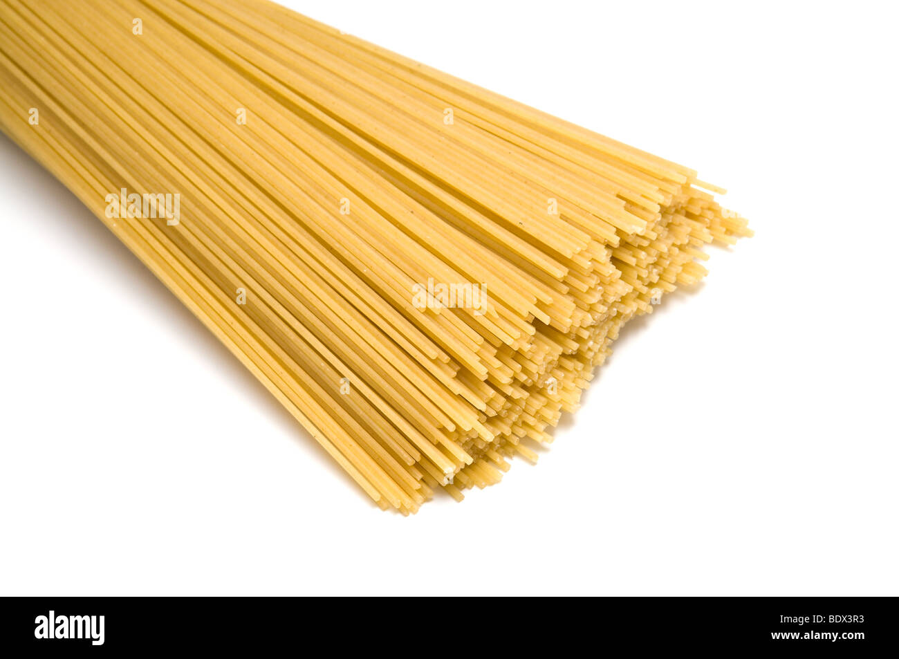 Non cotti spaghetti noodles isolato su bianco Foto Stock