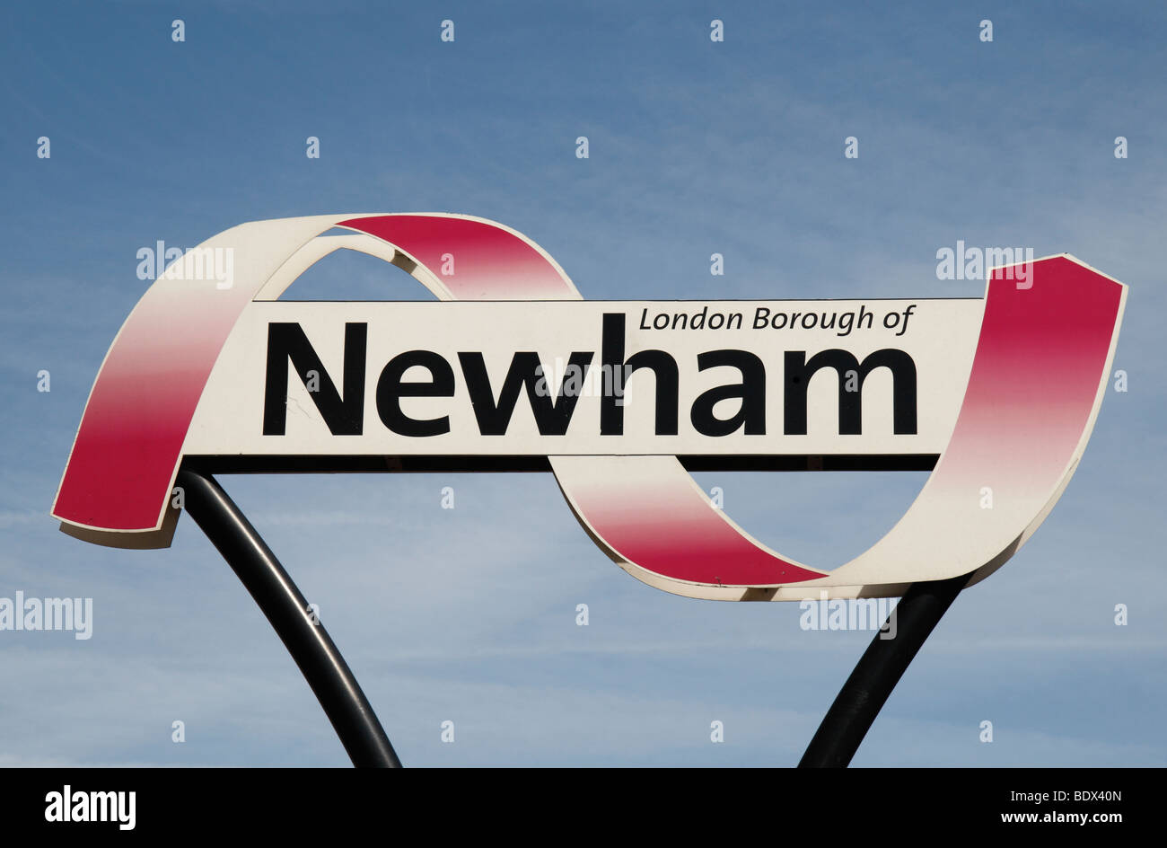 Il London Borough of Newham logo del marchio sul display vicino al sito del 2012 Olympic Stadium di East London, Regno Unito. Foto Stock