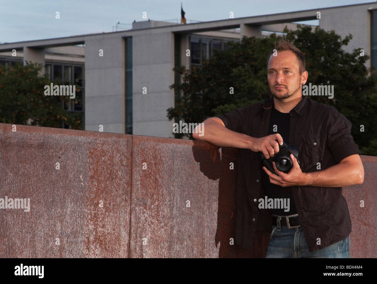 Fotografo in piedi a Berlino il quartiere governativo e in attesa per il giusto motivo, Berlino, Germania, Europa Foto Stock