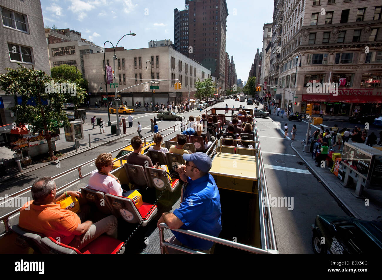 Sightseeing Bus Tour - Quinta Avenue, il Centro Cittadino di New York City Foto Stock