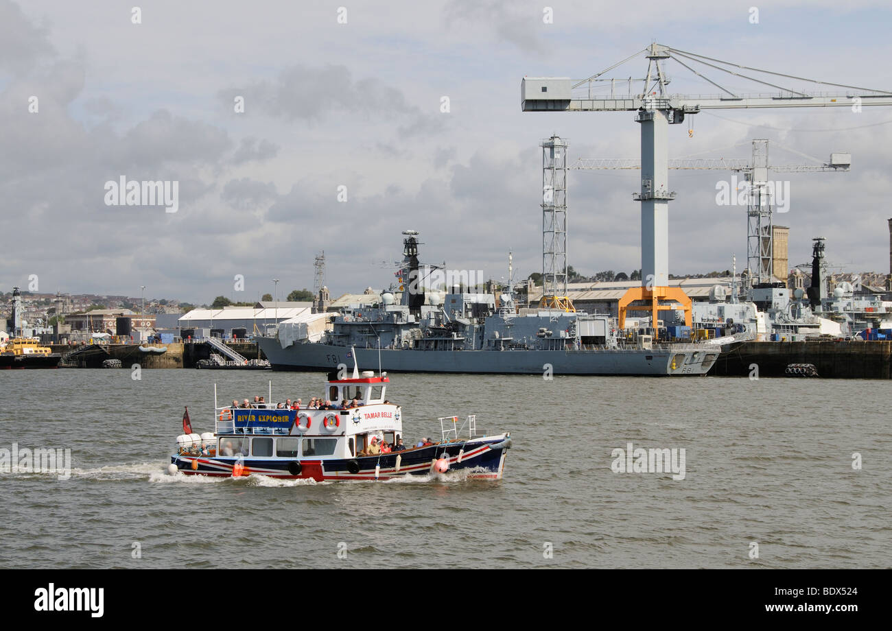 La Tamar Belle un turista tour in barca passando Devonport Dockyard sul fiume Tamar in Plymouth Devon England Regno Unito Foto Stock