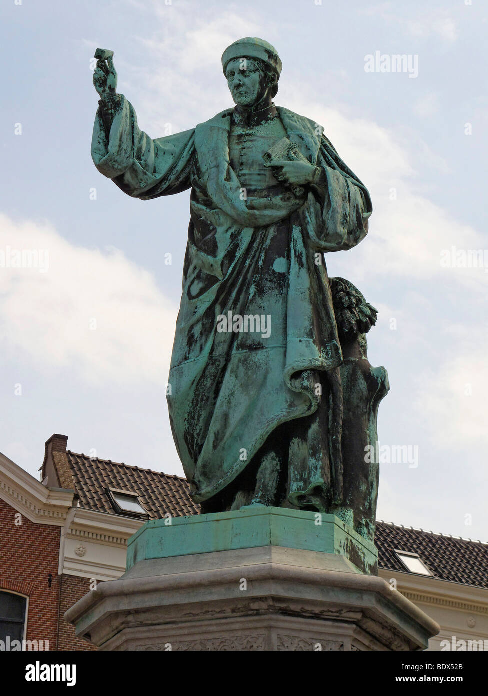 Statua di Laurens Janszoon Coster, chi è localmente ha affermato di aver inventato la stampa prima di Gutenberg, Grote Markt, Haarlem, Hol Foto Stock