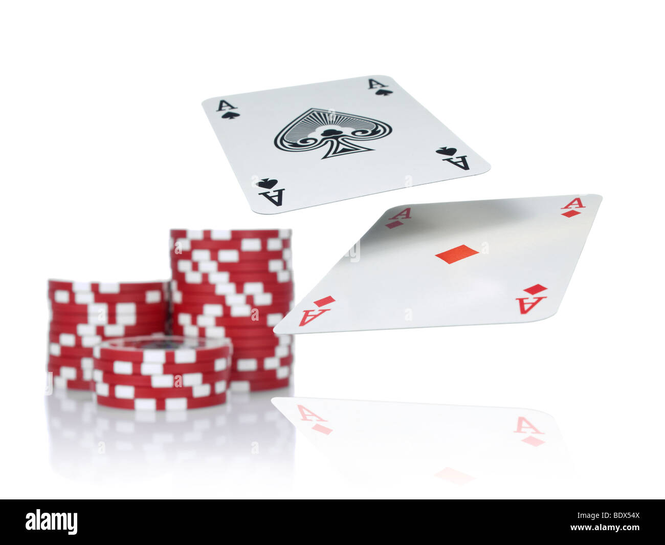 Due voci ACE volando sopra un tavolo da gioco accanto a tre pile di chip rossi. Isolato su bianco. Foto Stock