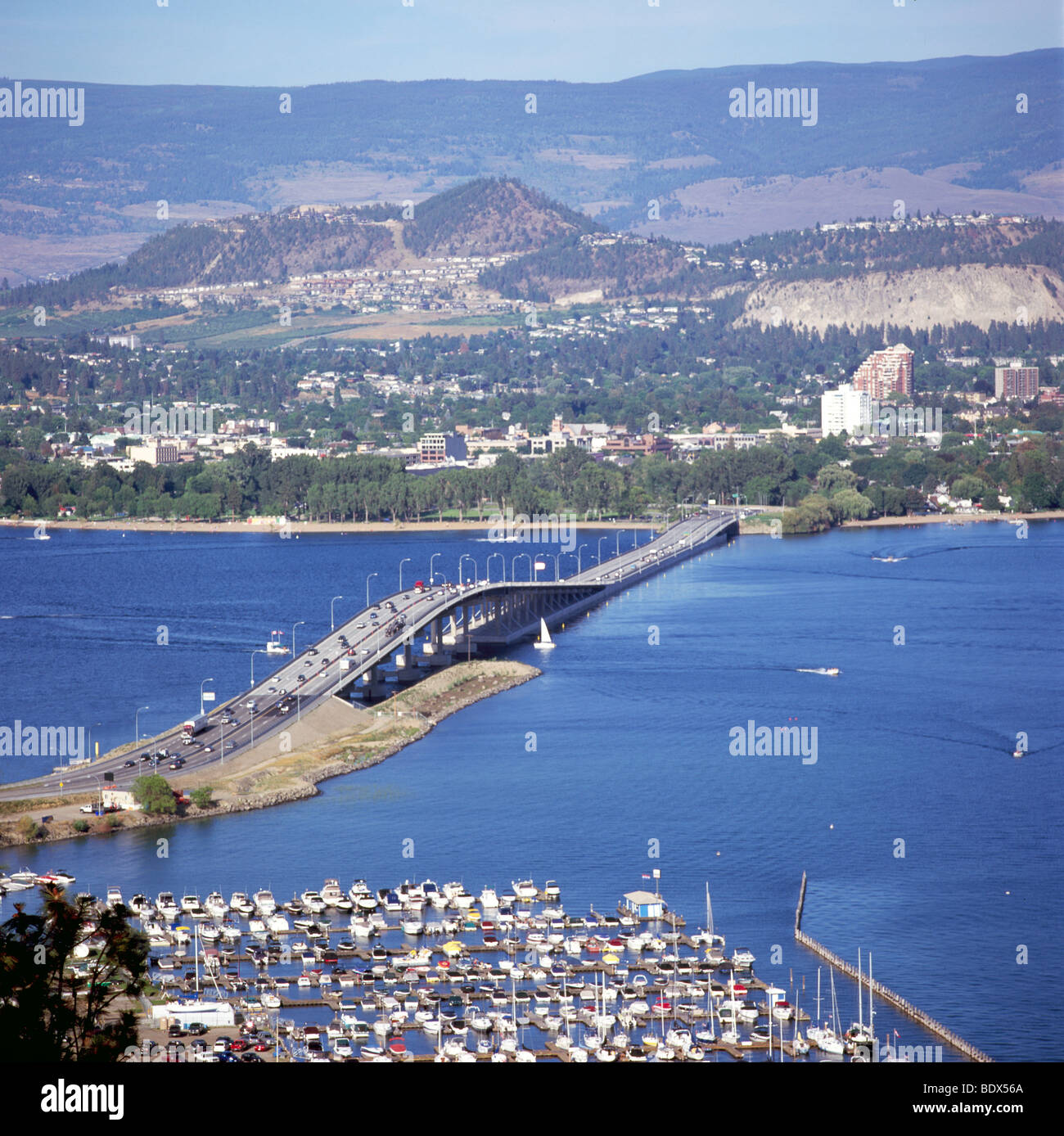 Kelowna, BC, Lago Okanagan e Valley, British Columbia, Canada - Vista aerea, Nuovo William R. Bennett Bridge, Highway 97, Città Foto Stock