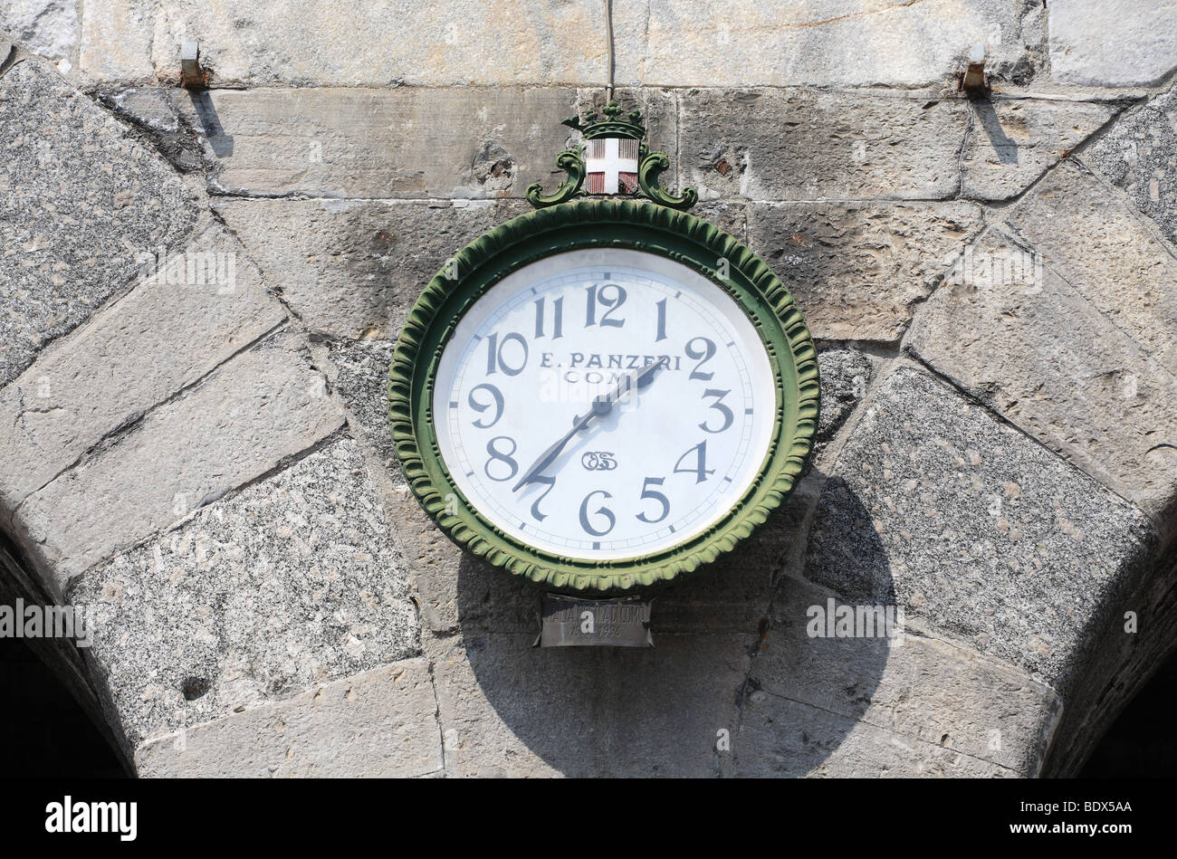 Un orologio da E. Panzeri montato su le mura della città lombarda di Como, Italia, Europa Foto Stock