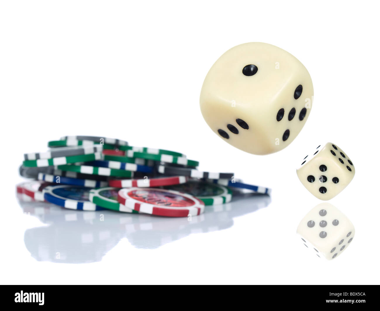 Due plinti rolling accanto ad alcune fiche. Isolato su bianco. Foto Stock