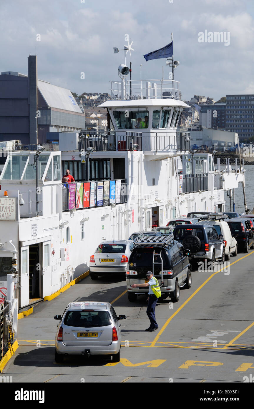 Il Carico roro Torpoint il traghetto che attraversa il fiume Tamar tra Torpoint in Cornovaglia e Devonport Plymouth in Devon UK Foto Stock