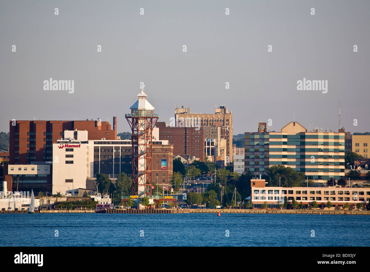 Bicentenario Tower e Dobbins sbarco sul lungomare di Erie in Pennsylvania, Stati Uniti Foto Stock