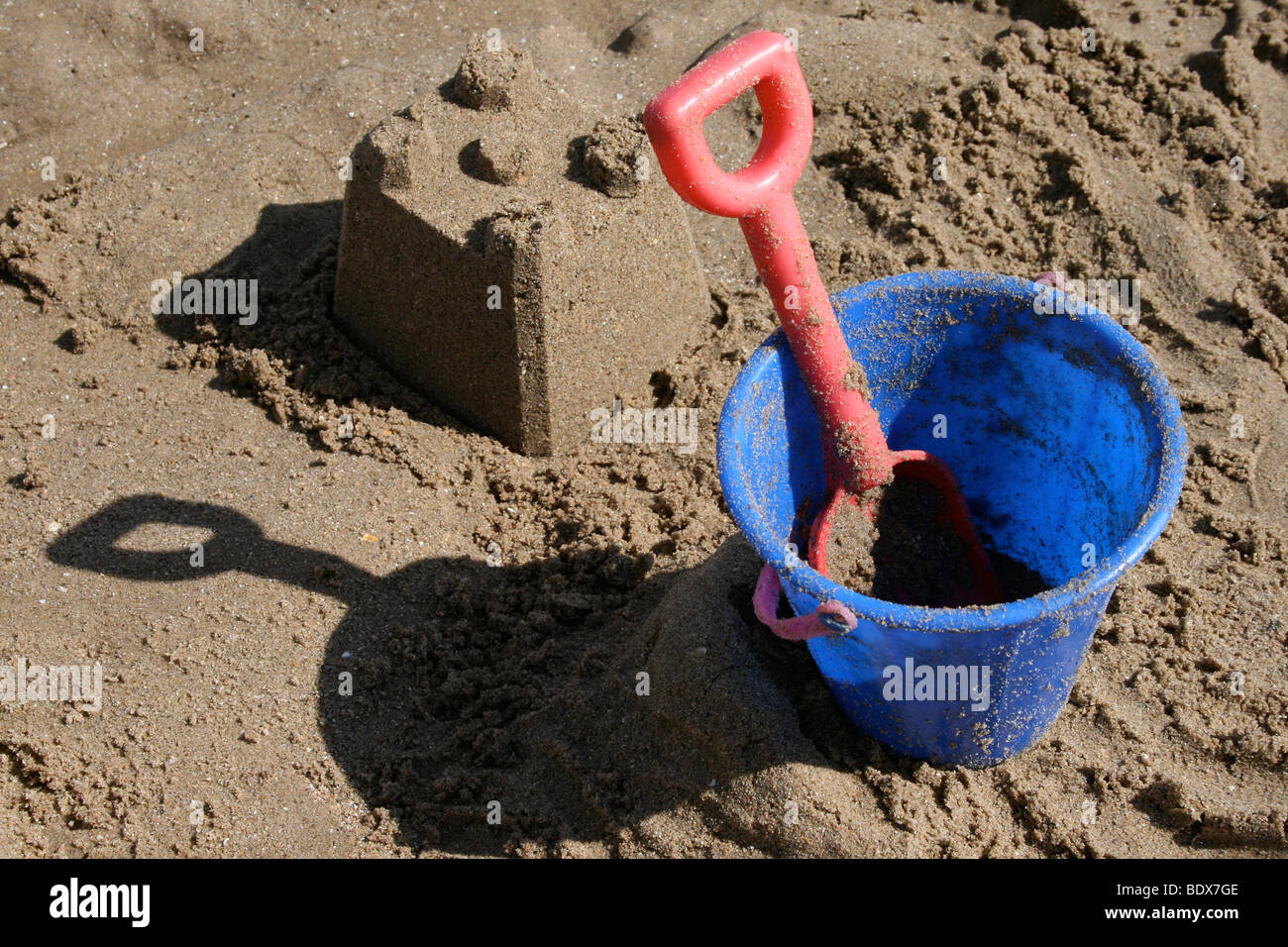 Benna e spade con sandcastle Foto Stock