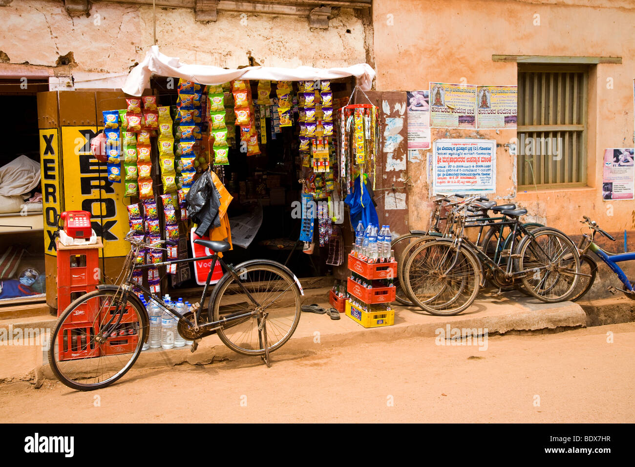 Shop e biciclette, Gokarma, nell India meridionale Foto Stock