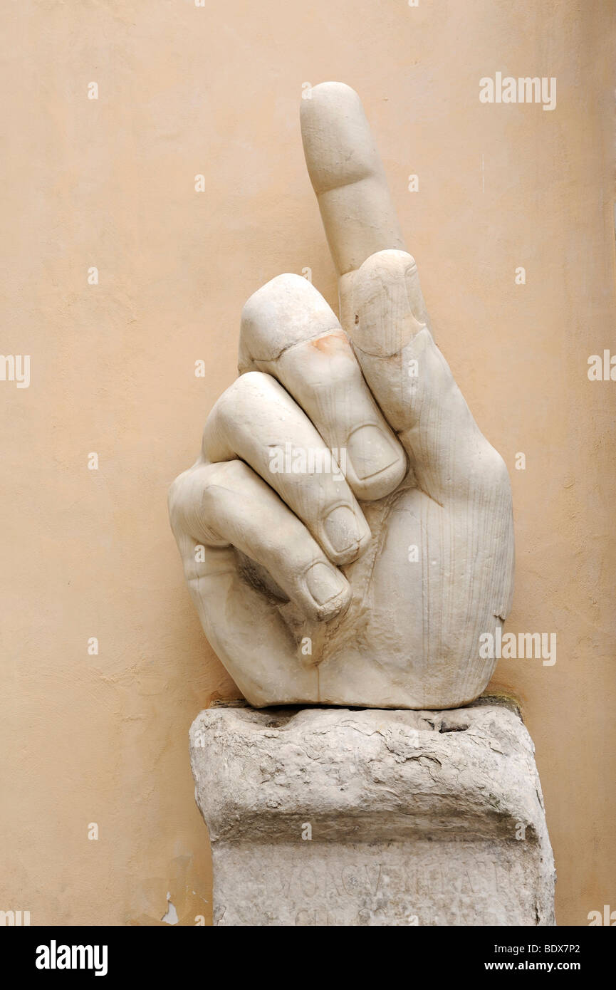 Colossale mano in marmo con indice alzato, parte di una statua, Musei Capitolini di Roma, Italia, Europa Foto Stock