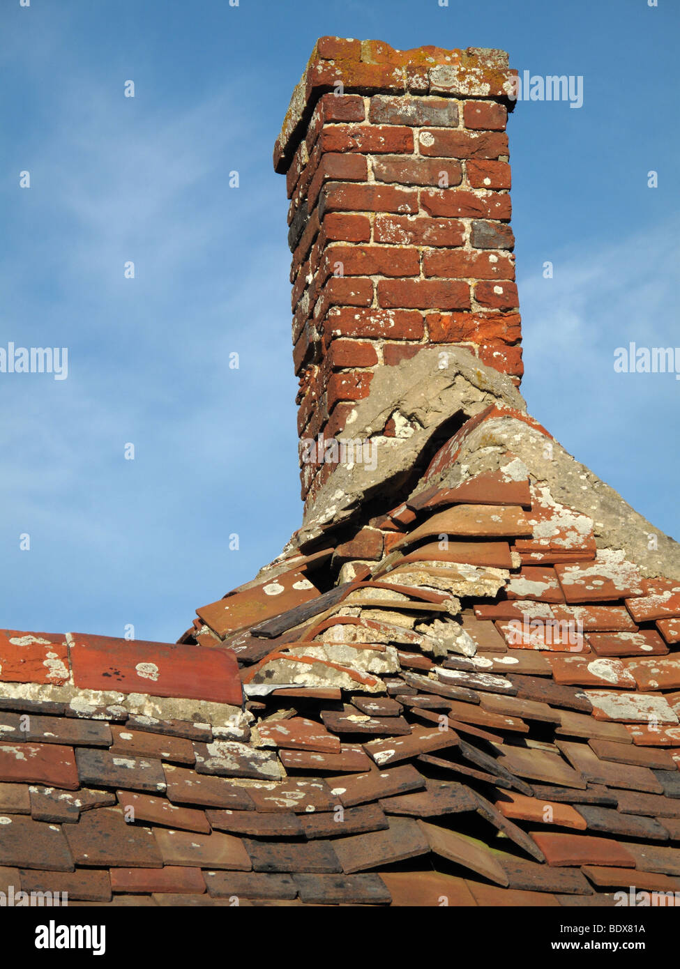 Comignolo sul vecchio tetto Foto Stock