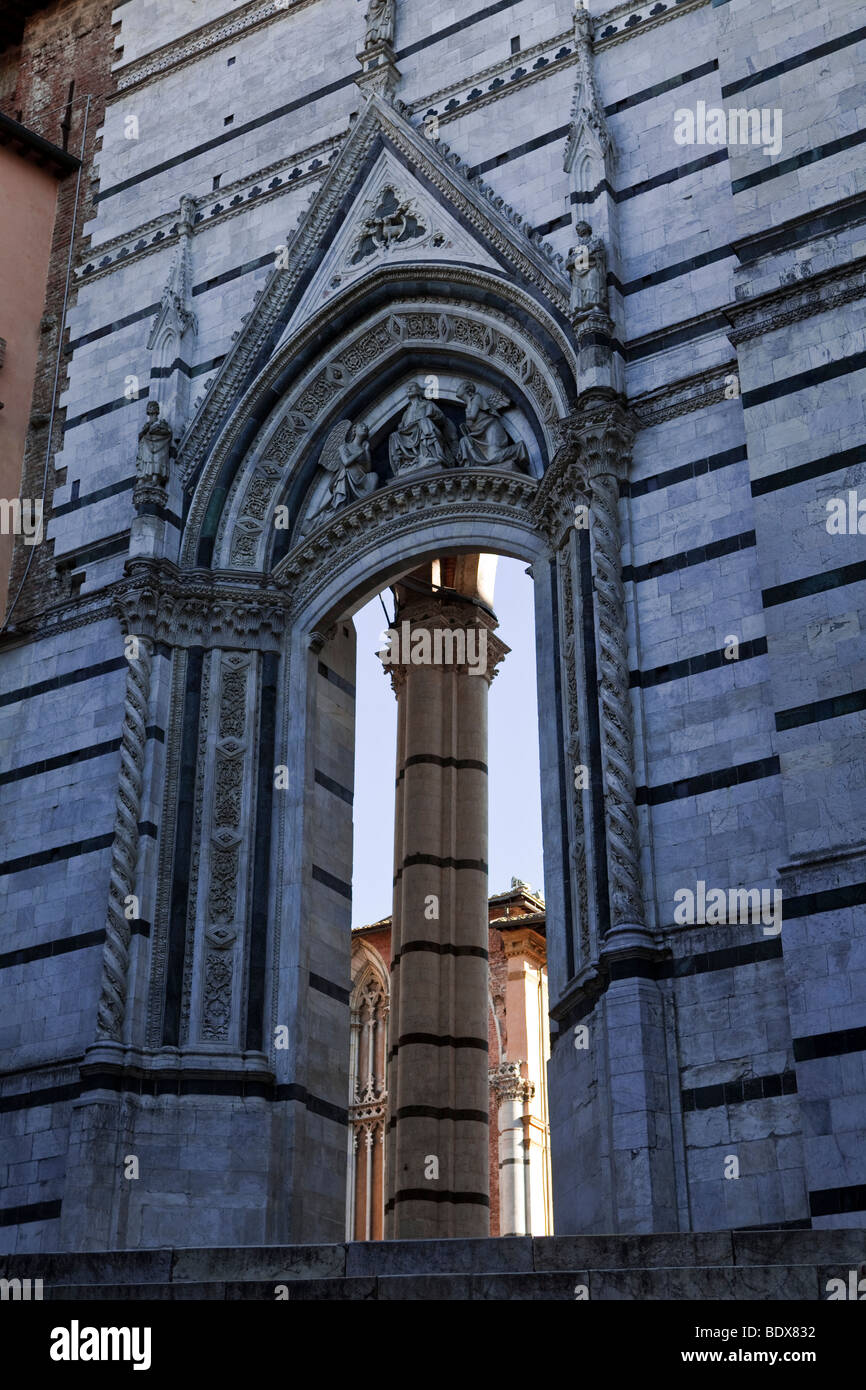Le strisce di marmo torre campanaria del Duomo visto da Piazza del Duomo a Siena, Toscana, Italia. Foto Stock