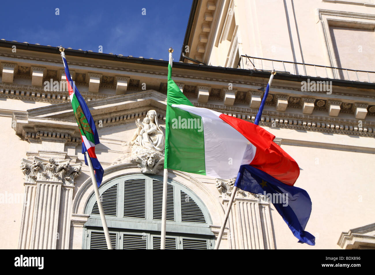 Italiano e bandiera UE sul Palazzo del Quirinale, con l'italiano Palazzo Presidenziale, Roma. Foto Stock