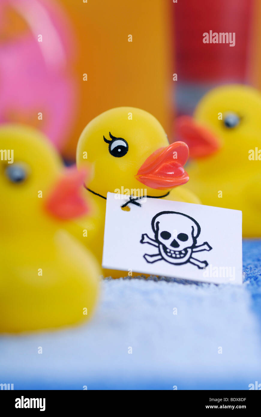 Rubber Duck con cranio-etichetta, veleni nella gomma e prodotti in plastica Foto Stock