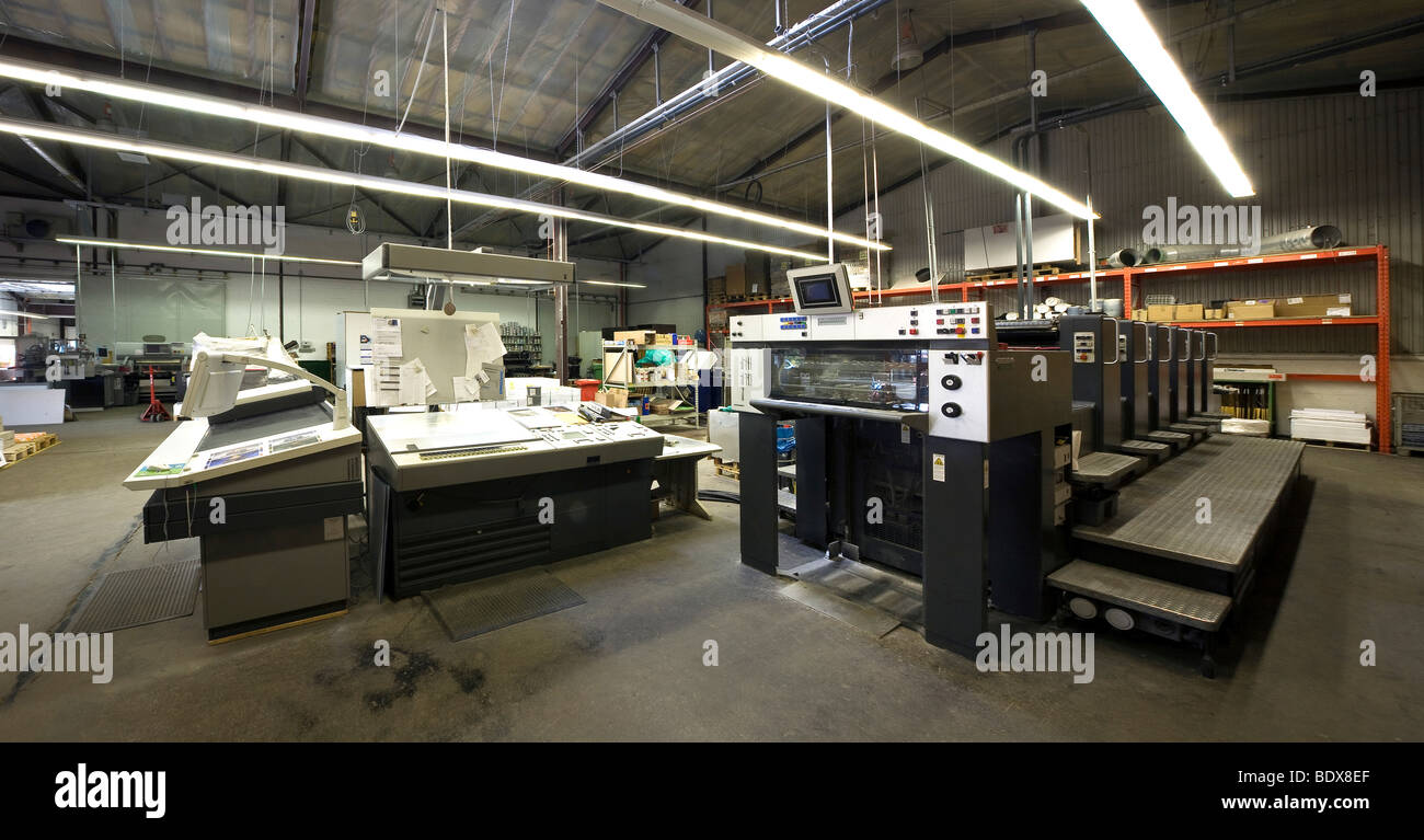 Stampa a 6 colori macchina con unità di rivestimento in corrispondenza di una pressa di stampa, industria e artigianato di stampa Foto Stock